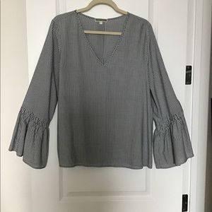 Longsleeved gray and white top